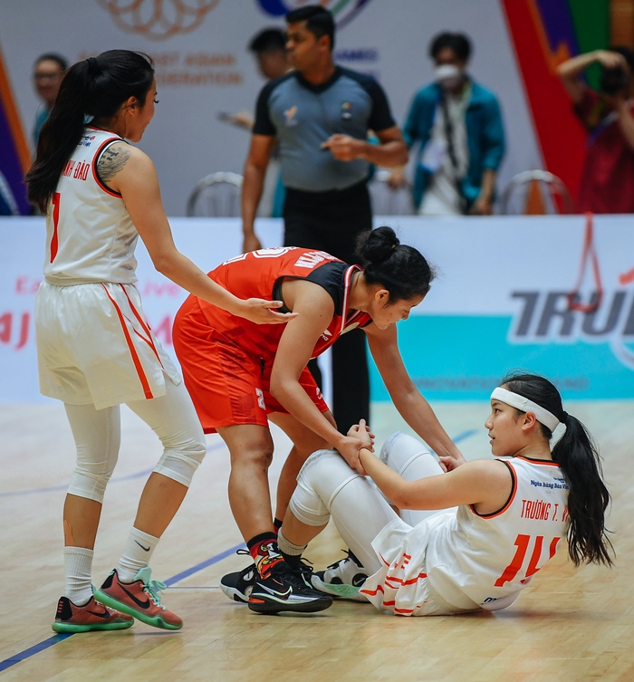 Hai cầu thủ quan trọng tuyển nữ bóng rổ Việt Nam gặp chấn thương sau trận thua Indonesia - Ảnh 5.