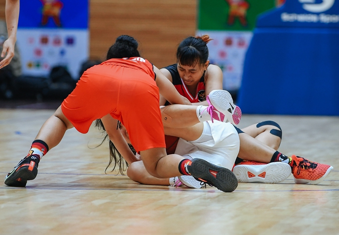Hai cầu thủ quan trọng tuyển nữ bóng rổ Việt Nam gặp chấn thương sau trận thua Indonesia - Ảnh 9.
