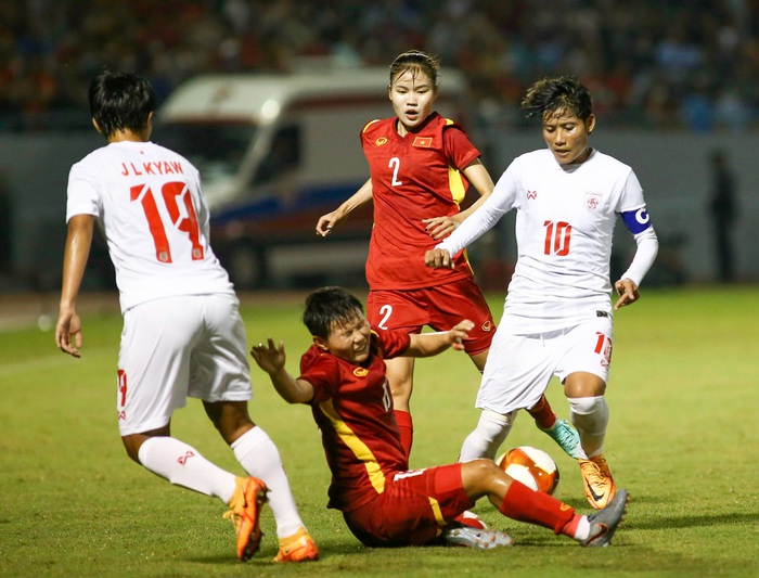 Bích Thuỳ dũng cảm lấy người chắn bóng, đội tuyển nữ Việt Nam giành vé vào chung kết SEA Games 31 - Ảnh 2.