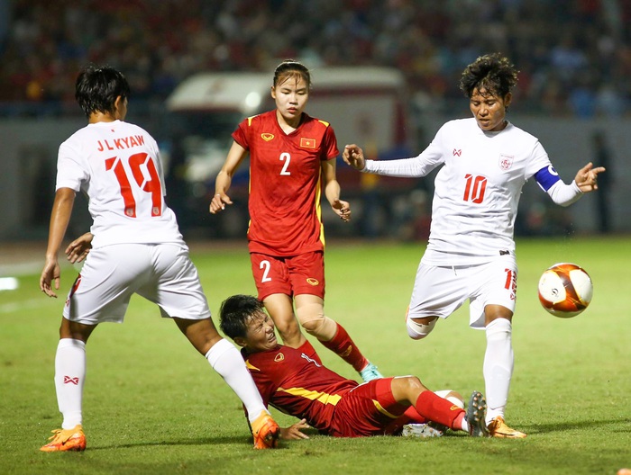 Bích Thuỳ dũng cảm lấy người chắn bóng, đội tuyển nữ Việt Nam giành vé vào chung kết SEA Games 31 - Ảnh 3.