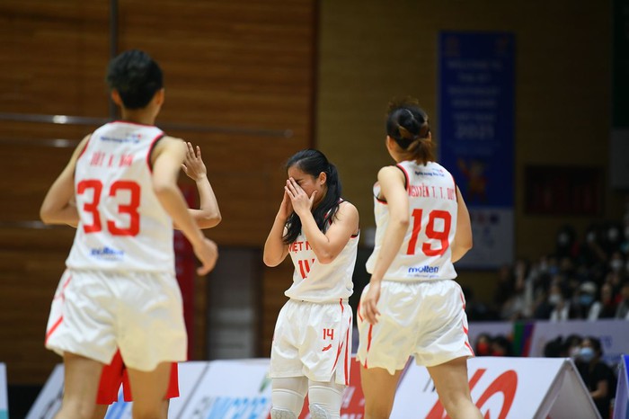 Kiên cường và không bỏ cuộc, đội tuyển bóng rổ nữ Việt Nam ghi điểm trong lòng NHM - Ảnh 3.