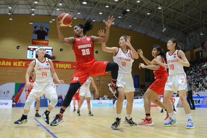 Kiên cường và không bỏ cuộc, đội tuyển bóng rổ nữ Việt Nam ghi điểm trong lòng NHM - Ảnh 2.