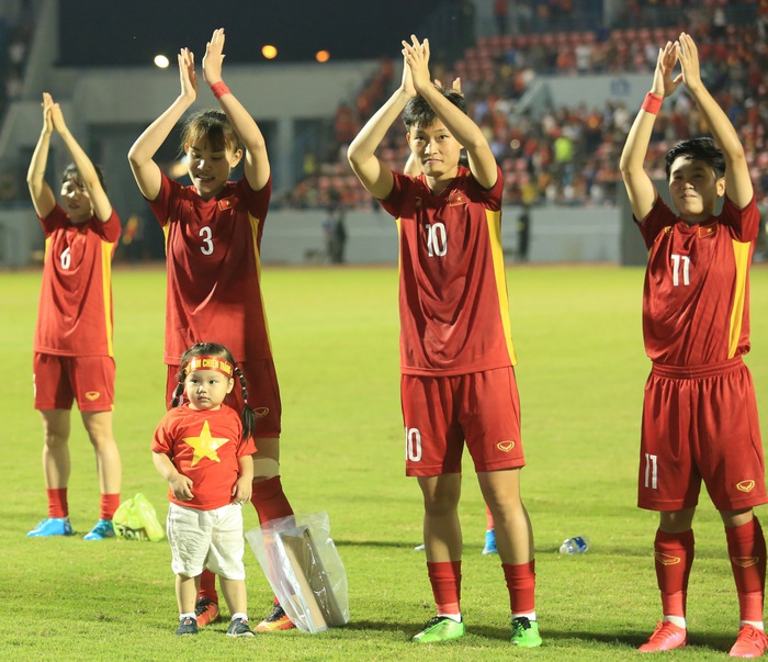 Bích Thuỳ dũng cảm lấy người chắn bóng, đội tuyển nữ Việt Nam giành vé vào chung kết SEA Games 31 - Ảnh 9.