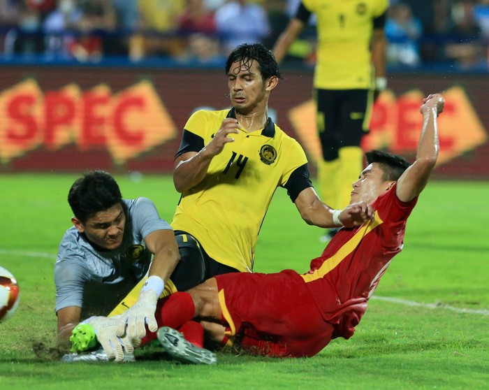 Văn Xuân đau đớn vì chấn thương, Việt Anh cổ vũ đồng đội chiếu đấu thay phần đồng đội - Ảnh 9.