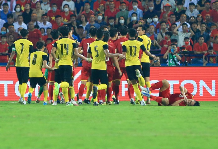 Bùi Hoàng Việt Anh có hành động đẹp với cầu thủ Malaysia trong trận bán kết SEA Games 31 - Ảnh 7.