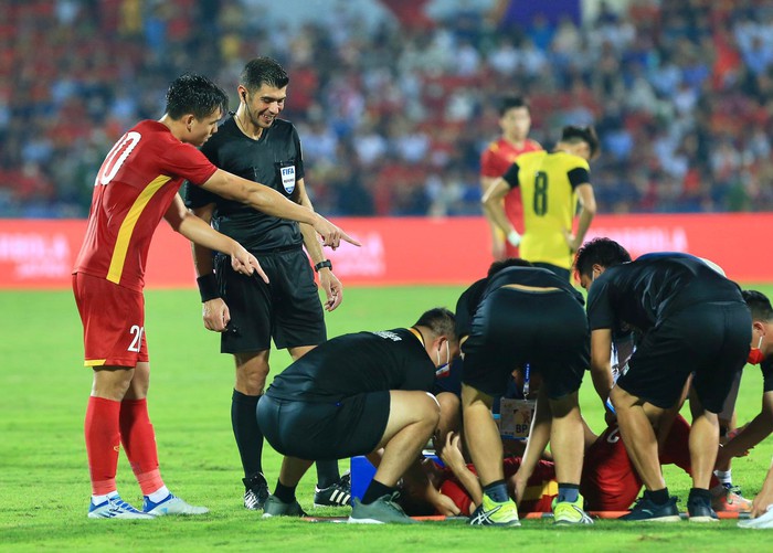 Văn Xuân đau đớn vì chấn thương, Việt Anh cổ vũ đồng đội chiếu đấu thay phần đồng đội - Ảnh 5.