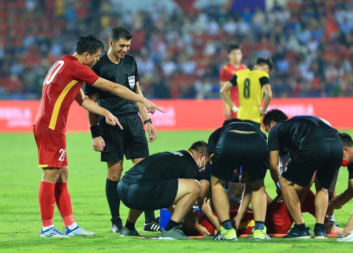 Bùi Hoàng Việt Anh có hành động đẹp với cầu thủ Malaysia trong trận bán kết SEA Games 31 - Ảnh 5.