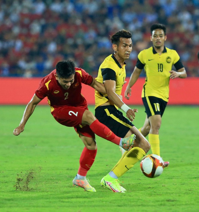 Văn Xuân đau đớn vì chấn thương, Việt Anh cổ vũ đồng đội chiếu đấu thay phần đồng đội - Ảnh 1.
