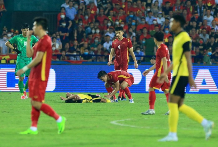 Bùi Hoàng Việt Anh có hành động đẹp với cầu thủ Malaysia trong trận bán kết SEA Games 31 - Ảnh 2.