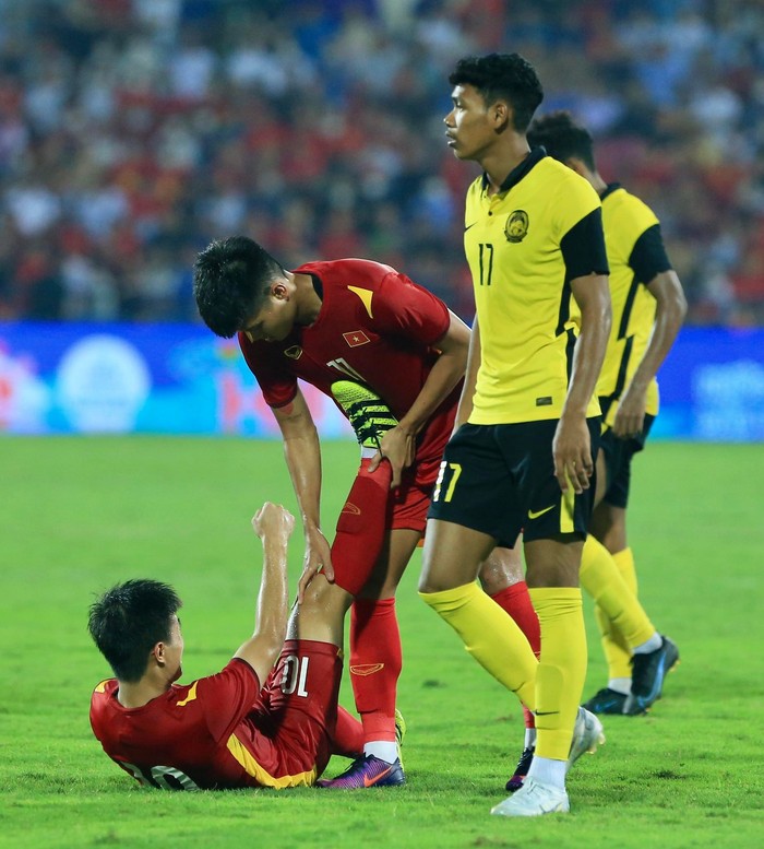 Bùi Hoàng Việt Anh có hành động đẹp với cầu thủ Malaysia trong trận bán kết SEA Games 31 - Ảnh 9.
