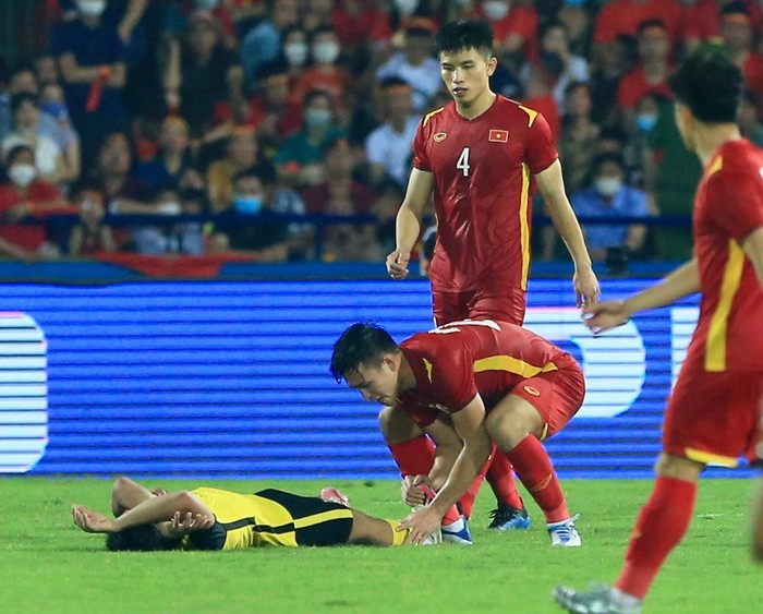 Bùi Hoàng Việt Anh có hành động đẹp với cầu thủ Malaysia trong trận bán kết SEA Games 31 - Ảnh 3.