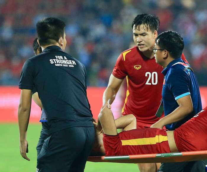 Bùi Hoàng Việt Anh có hành động đẹp với cầu thủ Malaysia trong trận bán kết SEA Games 31 - Ảnh 4.