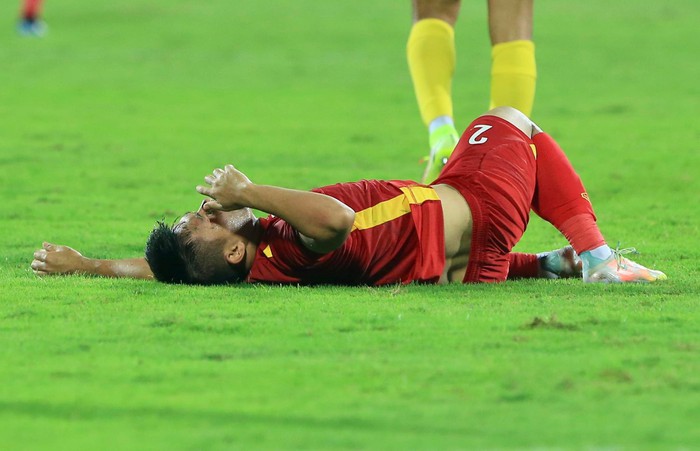 Văn Xuân đau đớn vì chấn thương, Việt Anh cổ vũ đồng đội chiếu đấu thay phần đồng đội - Ảnh 3.
