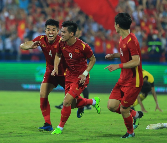 Tiến Linh ghi bàn thắng quý như vàng giúp U23 Việt Nam giành vé vào chung kết SEA Games 31 đầy cảm xúc - Ảnh 1.