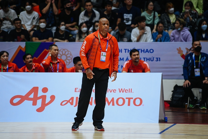 HLV Eric Weissling dẫn dắt đội tuyển bóng rổ nữ Việt Nam đối đầu Philippines - Ảnh 1.