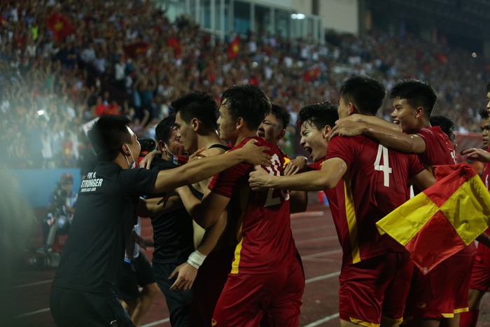 Tiến Linh ghi bàn thắng quý như vàng giúp U23 Việt Nam giành vé vào chung kết SEA Games 31 đầy cảm xúc - Ảnh 3.