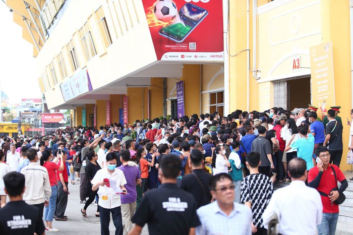 Hàng chục nghìn CĐV ùn ùn kéo về Thiên Trường xem U23 Thái Lan đấu U23 Indonesia - Ảnh 2.