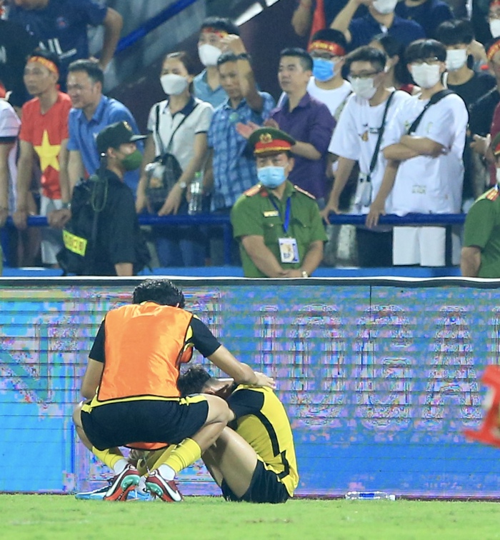Cầu thủ U23 Malaysia khóc nức nở sau trận thua U23 Việt Nam - Ảnh 2.