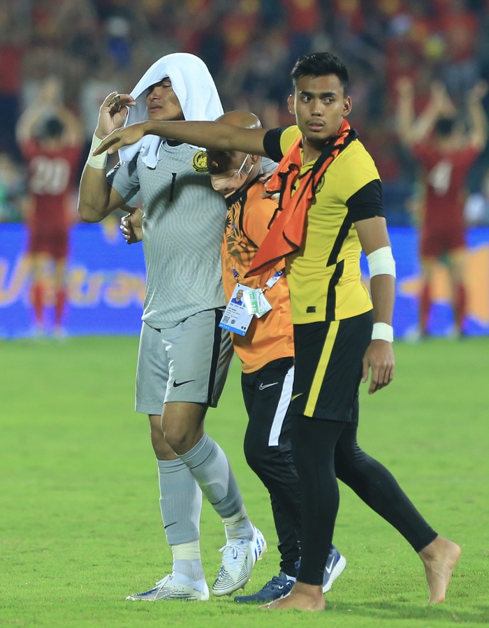 Cầu thủ U23 Malaysia khóc nức nở sau trận thua U23 Việt Nam - Ảnh 4.