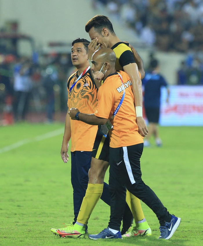 Cầu thủ U23 Malaysia khóc nức nở sau trận thua U23 Việt Nam - Ảnh 7.
