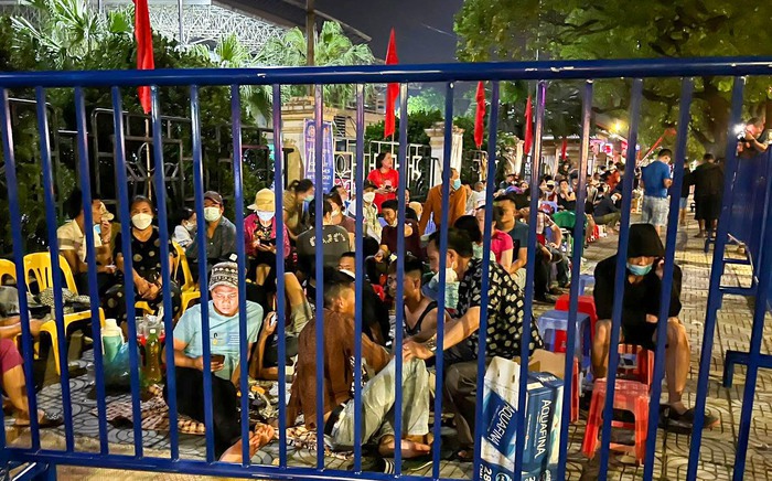 Người hâm mộ xếp hàng, trải chiều trước 11 tiếng chờ mua vé xem U23 Việt Nam đá SEA Games 31 - Ảnh 3.