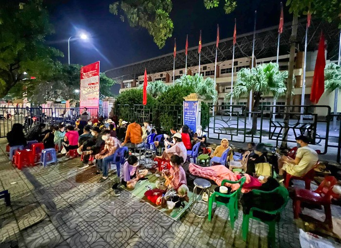 Người hâm mộ xếp hàng, trải chiều trước 11 tiếng chờ mua vé xem U23 Việt Nam đá SEA Games 31 - Ảnh 1.