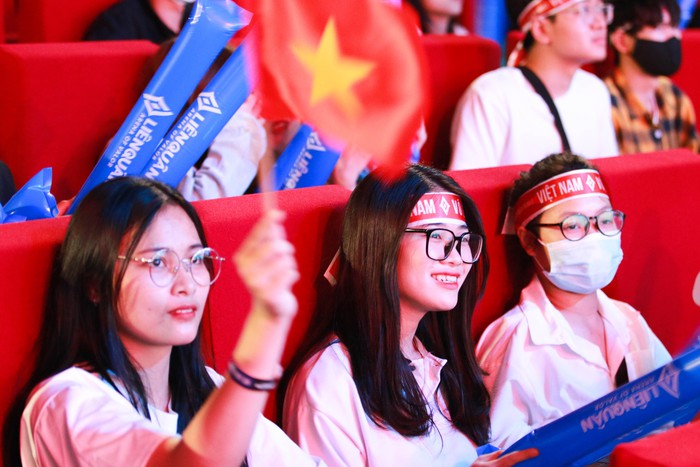 CĐV Thái Lan ngỡ ngàng trước sự cuồng nhiệt của fan Việt Nam  - Ảnh 8.