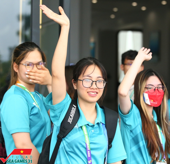 Các nữ tình nguyện viên Việt Nam bật khóc khi chia tay giám sát, U23 Thái Lan và U23 Indonesia sau trận bán kết - Ảnh 3.