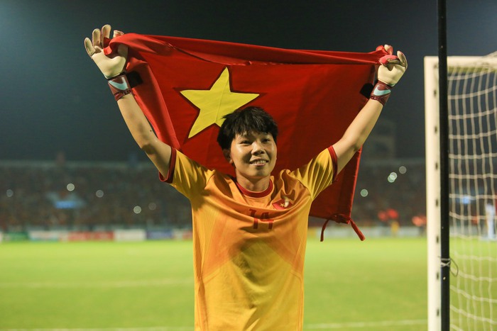 Khoảnh khắc tuyệt đẹp: ĐT nữ Việt Nam cầm cờ Tổ quốc chạy quanh Mỹ Đình ăn mừng vô địch SEA Games 31 - Ảnh 9.