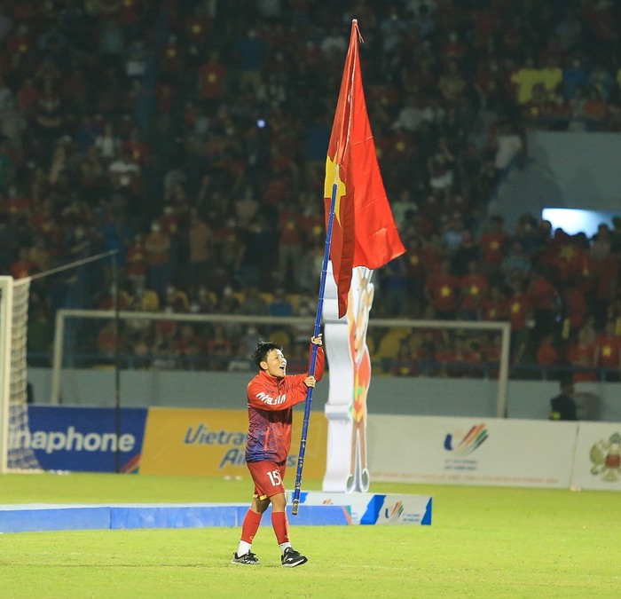 Khoảnh khắc tuyệt đẹp: ĐT nữ Việt Nam cầm cờ Tổ quốc chạy quanh Mỹ Đình ăn mừng vô địch SEA Games 31 - Ảnh 10.