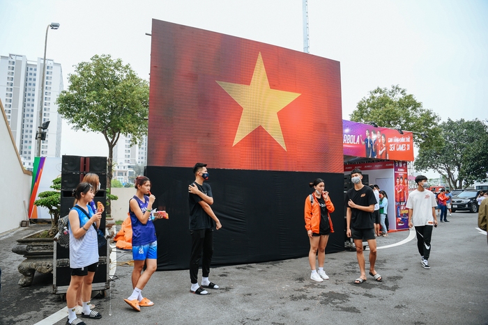 Nhà thi đấu Thanh Trì &quot;vỡ sân&quot;: BTC lắp đặt hẳn màn hình cỡ lớn phục vụ NHM - Ảnh 7.