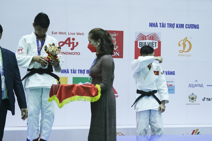 Nguyễn Hoàng Thành lẫn lộn cảm xúc sau tấm HCV Judo SEA Games 31 - Ảnh 4.