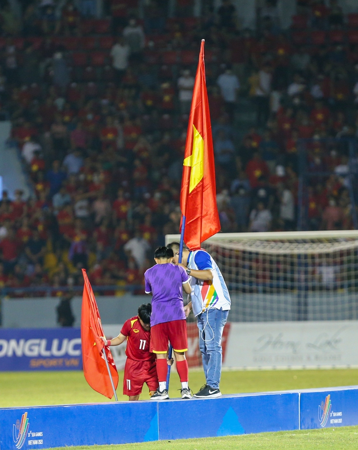 Tuyển thủ nữ Việt Nam cấm quốc kỳ trên bục trao giải nhưng bất thành - Ảnh 1.
