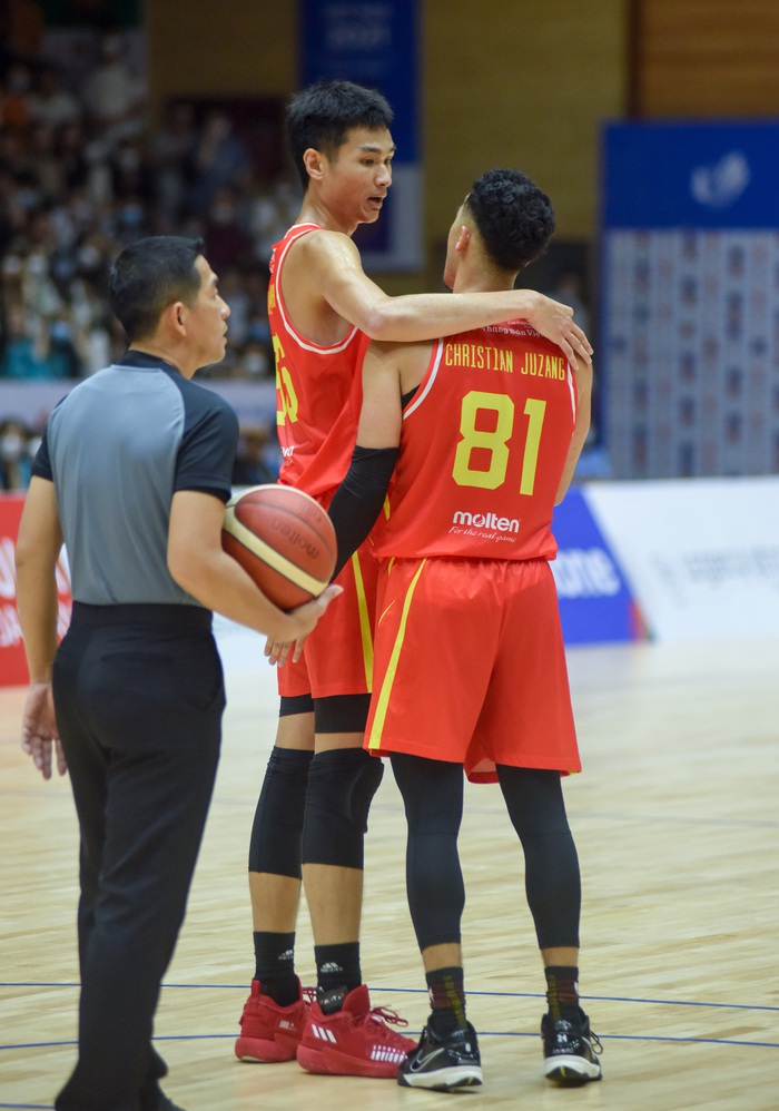 Christian Juzang “liếc mắt đưa tình” Nguyễn Huỳnh Phú Vinh sau màn trình diễn bùng nổ của người đồng đội - Ảnh 1.