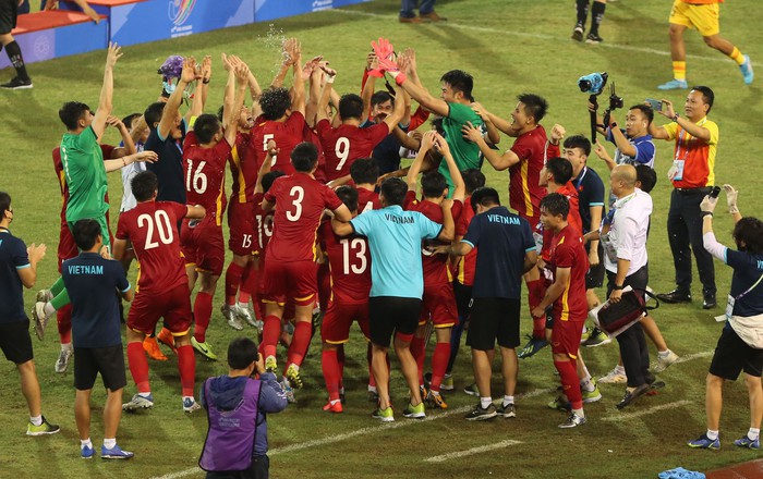 Chùm ảnh: U23 Việt Nam chạy quanh sân ăn mừng đầy cảm xúc, Văn Xuân chấn thương vẫn nhiệt tình góp vui - Ảnh 5.