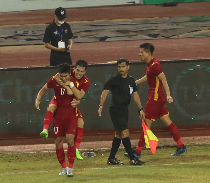 Khoảnh khắc cảm xúc: Nhâm Mạnh Dũng đánh đầu giúp U23 Việt Nam vô địch SEA Games 31 - Ảnh 6.