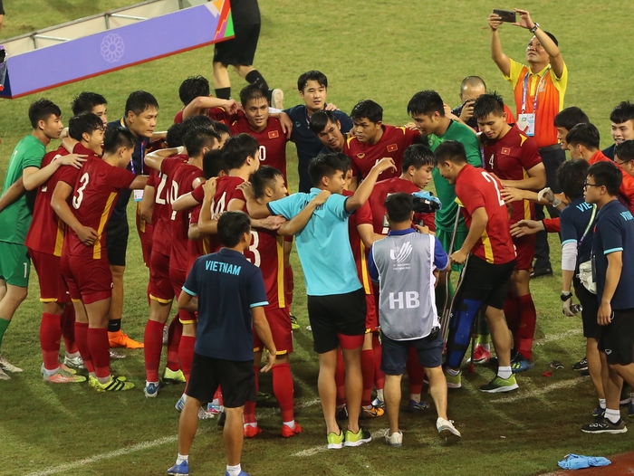 Chùm ảnh: U23 Việt Nam chạy quanh sân ăn mừng đầy cảm xúc, Văn Xuân chấn thương vẫn nhiệt tình góp vui - Ảnh 4.