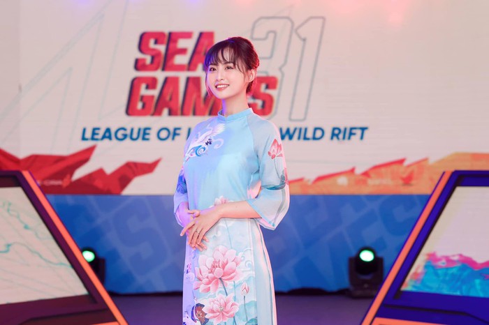 Dàn nữ MC Việt đọ sắc trên sân khấu SEA Games, hai người được nước bạn khen ngợi, Mai Dora khác hẳn mọi ngày - Ảnh 1.