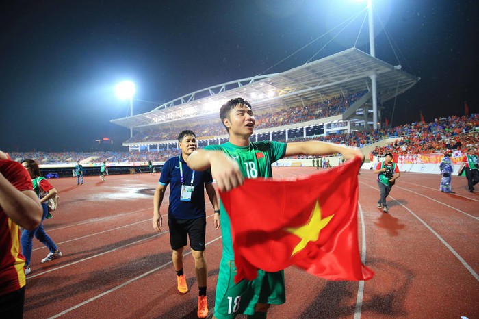 Chùm ảnh: U23 Việt Nam chạy quanh sân ăn mừng đầy cảm xúc, Văn Xuân chấn thương vẫn nhiệt tình góp vui - Ảnh 6.