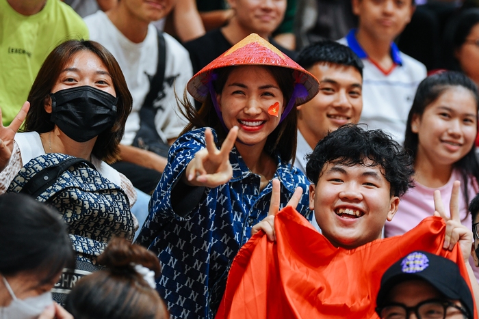 Hoà Minzy múa quạt cổ vũ đội tuyển bóng rổ Việt Nam: Đáng yêu khoảnh khắc chia sẻ đồ ăn, tiếp sức cho NHM - Ảnh 1.