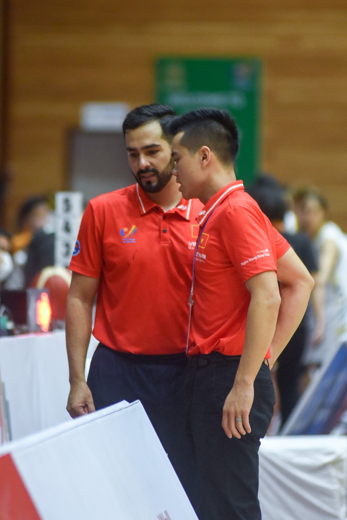 Đội tuyển bóng rổ nữ Việt Nam ngược dòng quả cảm trước Malaysia: Dấu ấn tân huấn luyện viên trưởng Horace Nguyễn và trợ lý Eric Weissling - Ảnh 1.