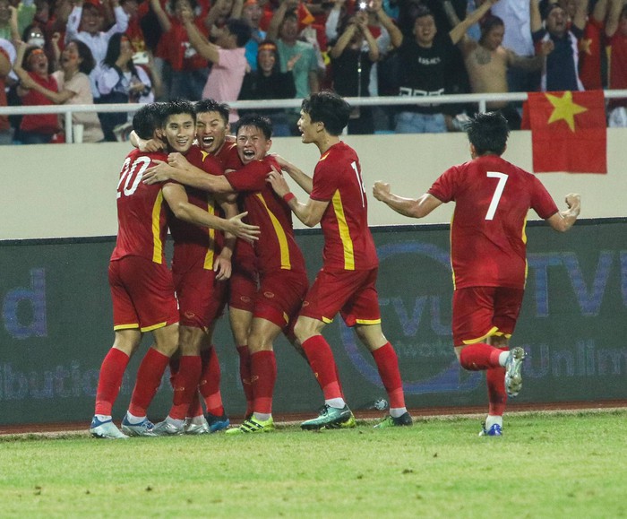 Chùm ảnh: U23 Việt Nam chạy quanh sân ăn mừng đầy cảm xúc, Văn Xuân chấn thương vẫn nhiệt tình góp vui - Ảnh 1.