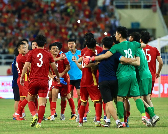 Chùm ảnh: U23 Việt Nam chạy quanh sân ăn mừng đầy cảm xúc, Văn Xuân chấn thương vẫn nhiệt tình góp vui - Ảnh 3.