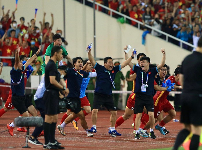 Chùm ảnh: U23 Việt Nam chạy quanh sân ăn mừng đầy cảm xúc, Văn Xuân chấn thương vẫn nhiệt tình góp vui - Ảnh 8.