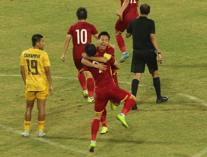Chùm ảnh: U23 Việt Nam chạy quanh sân ăn mừng đầy cảm xúc, Văn Xuân chấn thương vẫn nhiệt tình góp vui - Ảnh 2.