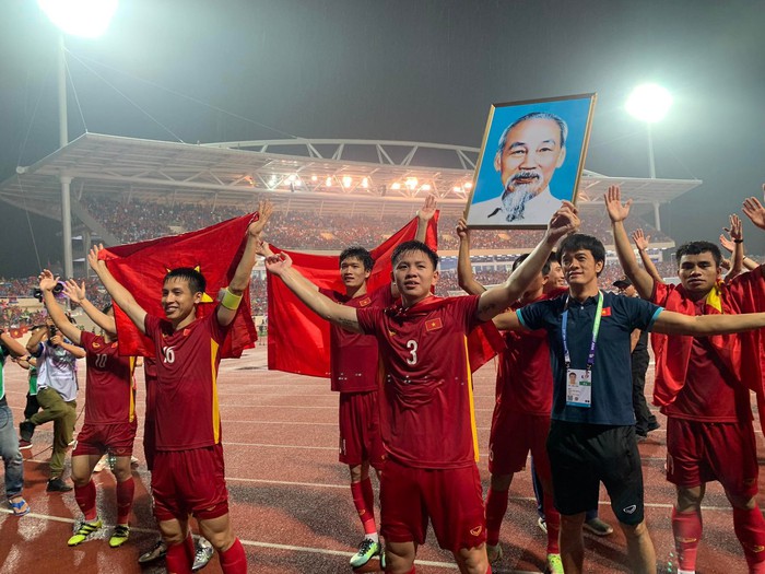 Chùm ảnh: U23 Việt Nam chạy quanh sân ăn mừng đầy cảm xúc, Văn Xuân chấn thương vẫn nhiệt tình góp vui - Ảnh 9.