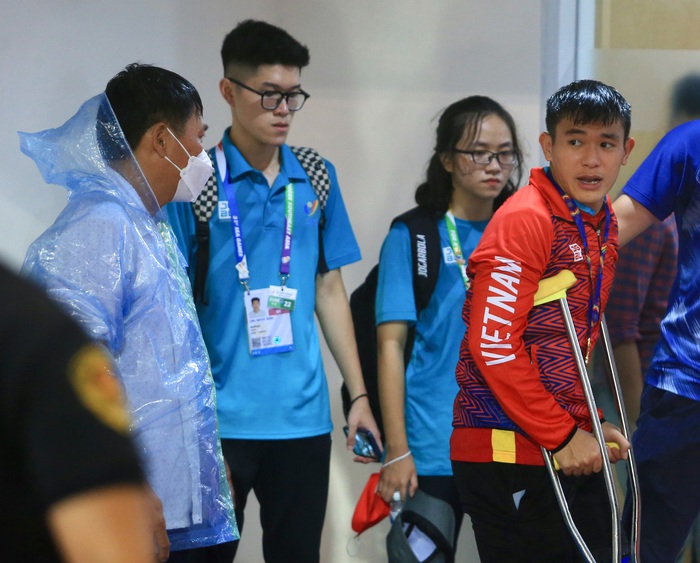 Lê Văn Xuân chống nạng lên nhận HCV SEA Games 31 và giọt nước mắt của bố  - Ảnh 7.