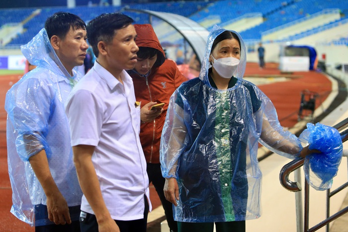 Lê Văn Xuân chống nạng lên nhận HCV SEA Games 31 và giọt nước mắt của bố  - Ảnh 10.