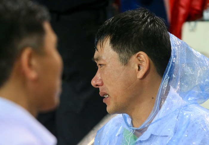 Lê Văn Xuân chống nạng lên nhận HCV SEA Games 31 và giọt nước mắt của bố  - Ảnh 9.