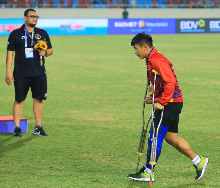 Lê Văn Xuân chống nạng lên nhận HCV SEA Games 31 và giọt nước mắt của bố  - Ảnh 2.